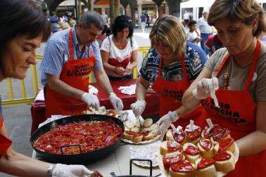 Las pochas invadieron la calle Mayor en el V Elogio a la Pocha de Sangüesa