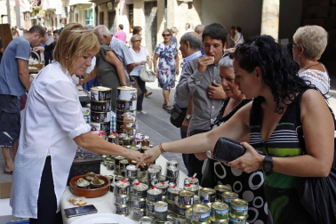 Las pochas invadieron la calle Mayor en el V Elogio a la Pocha de Sangüesa