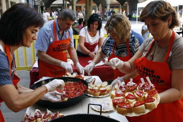 Las pochas invadieron la calle Mayor en el V Elogio a la Pocha de Sangüesa