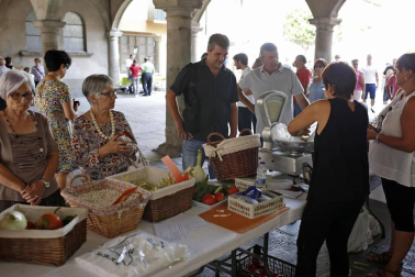 Las pochas invadieron la calle Mayor en el V Elogio a la Pocha de Sangüesa