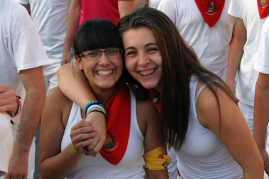 Caparroso vivió con intensidad el inicio de sus fiestas en honor a Santa Fe. El jueves 1 de septiembre se lanzó el cohete desde el Ayuntamiento, acto que estuvo protagonizado por la comparsa de gigantes local en la celebración de su 25 aniversario. A continuación, la comparsa junto a la charanga Estrapalucio inició el habitual pasacalles. El día se completó con fiesta de la espuma, comida popular, vacas y la tradicional Salve. Una fiesta mexicana animó la noche. Las fiestas se prolongaron hasta el 8 de septiembre.