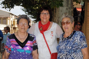 Caparroso vivió con intensidad el inicio de sus fiestas en honor a Santa Fe. El jueves 1 de septiembre se lanzó el cohete desde el Ayuntamiento, acto que estuvo protagonizado por la comparsa de gigantes local en la celebración de su 25 aniversario. A continuación, la comparsa junto a la charanga Estrapalucio inició el habitual pasacalles. El día se completó con fiesta de la espuma, comida popular, vacas y la tradicional Salve. Una fiesta mexicana animó la noche. Las fiestas se prolongaron hasta el 8 de septiembre.