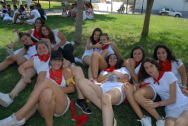 Caparroso vivió con intensidad el inicio de sus fiestas en honor a Santa Fe. El jueves 1 de septiembre se lanzó el cohete desde el Ayuntamiento, acto que estuvo protagonizado por la comparsa de gigantes local en la celebración de su 25 aniversario. A continuación, la comparsa junto a la charanga Estrapalucio inició el habitual pasacalles. El día se completó con fiesta de la espuma, comida popular, vacas y la tradicional Salve. Una fiesta mexicana animó la noche. Las fiestas se prolongaron hasta el 8 de septiembre.
