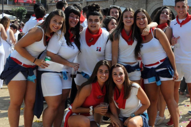 Caparroso vivió con intensidad el inicio de sus fiestas en honor a Santa Fe. El jueves 1 de septiembre se lanzó el cohete desde el Ayuntamiento, acto que estuvo protagonizado por la comparsa de gigantes local en la celebración de su 25 aniversario. A continuación, la comparsa junto a la charanga Estrapalucio inició el habitual pasacalles. El día se completó con fiesta de la espuma, comida popular, vacas y la tradicional Salve. Una fiesta mexicana animó la noche. Las fiestas se prolongaron hasta el 8 de septiembre.