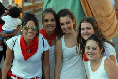 Caparroso vivió con intensidad el inicio de sus fiestas en honor a Santa Fe. El jueves 1 de septiembre se lanzó el cohete desde el Ayuntamiento, acto que estuvo protagonizado por la comparsa de gigantes local en la celebración de su 25 aniversario. A continuación, la comparsa junto a la charanga Estrapalucio inició el habitual pasacalles. El día se completó con fiesta de la espuma, comida popular, vacas y la tradicional Salve. Una fiesta mexicana animó la noche. Las fiestas se prolongaron hasta el 8 de septiembre.