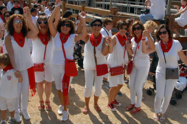 Caparroso vivió con intensidad el inicio de sus fiestas en honor a Santa Fe. El jueves 1 de septiembre se lanzó el cohete desde el Ayuntamiento, acto que estuvo protagonizado por la comparsa de gigantes local en la celebración de su 25 aniversario. A continuación, la comparsa junto a la charanga Estrapalucio inició el habitual pasacalles. El día se completó con fiesta de la espuma, comida popular, vacas y la tradicional Salve. Una fiesta mexicana animó la noche. Las fiestas se prolongaron hasta el 8 de septiembre.