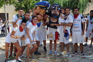Caparroso vivió con intensidad el inicio de sus fiestas en honor a Santa Fe. El jueves 1 de septiembre se lanzó el cohete desde el Ayuntamiento, acto que estuvo protagonizado por la comparsa de gigantes local en la celebración de su 25 aniversario. A continuación, la comparsa junto a la charanga Estrapalucio inició el habitual pasacalles. El día se completó con fiesta de la espuma, comida popular, vacas y la tradicional Salve. Una fiesta mexicana animó la noche. Las fiestas se prolongaron hasta el 8 de septiembre.