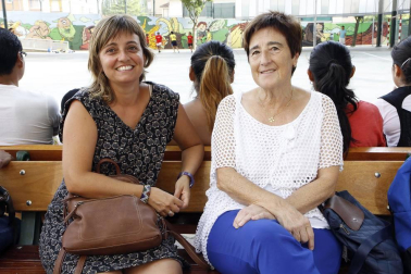 El patio del Colegio Público Ermitaberri acogió el sábado 3 de septiembre un 'Encuentro Sin Fronteras' en el que se celebró un sorteo para recaudar dinero para Solidarios con Arua y también se recogió material para ayudar a los refugiados de Calais. Durante la jornada se disputaron partidos de fútbol, exhibiciones de danza y tiro con arco, y también se pudo disfrutar de hinchables para los más pequeños y puestos de artesanía y gastronomía.