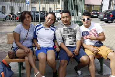 El patio del Colegio Público Ermitaberri acogió el sábado 3 de septiembre un 'Encuentro Sin Fronteras' en el que se celebró un sorteo para recaudar dinero para Solidarios con Arua y también se recogió material para ayudar a los refugiados de Calais. Durante la jornada se disputaron partidos de fútbol, exhibiciones de danza y tiro con arco, y también se pudo disfrutar de hinchables para los más pequeños y puestos de artesanía y gastronomía.