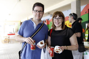 El patio del Colegio Público Ermitaberri acogió el sábado 3 de septiembre un 'Encuentro Sin Fronteras' en el que se celebró un sorteo para recaudar dinero para Solidarios con Arua y también se recogió material para ayudar a los refugiados de Calais. Durante la jornada se disputaron partidos de fútbol, exhibiciones de danza y tiro con arco, y también se pudo disfrutar de hinchables para los más pequeños y puestos de artesanía y gastronomía.