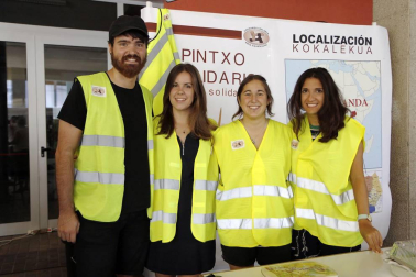 El patio del Colegio Público Ermitaberri acogió el sábado 3 de septiembre un 'Encuentro Sin Fronteras' en el que se celebró un sorteo para recaudar dinero para Solidarios con Arua y también se recogió material para ayudar a los refugiados de Calais. Durante la jornada se disputaron partidos de fútbol, exhibiciones de danza y tiro con arco, y también se pudo disfrutar de hinchables para los más pequeños y puestos de artesanía y gastronomía.