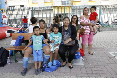 El patio del Colegio Público Ermitaberri acogió el sábado 3 de septiembre un 'Encuentro Sin Fronteras' en el que se celebró un sorteo para recaudar dinero para Solidarios con Arua y también se recogió material para ayudar a los refugiados de Calais. Durante la jornada se disputaron partidos de fútbol, exhibiciones de danza y tiro con arco, y también se pudo disfrutar de hinchables para los más pequeños y puestos de artesanía y gastronomía.