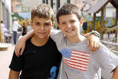 El patio del Colegio Público Ermitaberri acogió el sábado 3 de septiembre un 'Encuentro Sin Fronteras' en el que se celebró un sorteo para recaudar dinero para Solidarios con Arua y también se recogió material para ayudar a los refugiados de Calais. Durante la jornada se disputaron partidos de fútbol, exhibiciones de danza y tiro con arco, y también se pudo disfrutar de hinchables para los más pequeños y puestos de artesanía y gastronomía.
