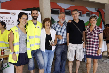El patio del Colegio Público Ermitaberri acogió el sábado 3 de septiembre un 'Encuentro Sin Fronteras' en el que se celebró un sorteo para recaudar dinero para Solidarios con Arua y también se recogió material para ayudar a los refugiados de Calais. Durante la jornada se disputaron partidos de fútbol, exhibiciones de danza y tiro con arco, y también se pudo disfrutar de hinchables para los más pequeños y puestos de artesanía y gastronomía.