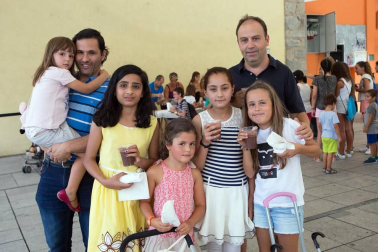 Con motivo del 'Día de Villava-Atarrabiako Eguna', la tarde del viernes 2 de septiembre los más pequeños disfrutaron de una exquisita chocolatada en la plaza Consistorial, tras la que se pusieron en marcha diferentes talleres infantiles. Los más mayores cerraron la programación del día con una cata de txakoli con bertsolaris en la sociedad Etxe Beltza.