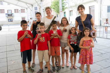 Con motivo del 'Día de Villava-Atarrabiako Eguna', la tarde del viernes 2 de septiembre los más pequeños disfrutaron de una exquisita chocolatada en la plaza Consistorial, tras la que se pusieron en marcha diferentes talleres infantiles. Los más mayores cerraron la programación del día con una cata de txakoli con bertsolaris en la sociedad Etxe Beltza.
