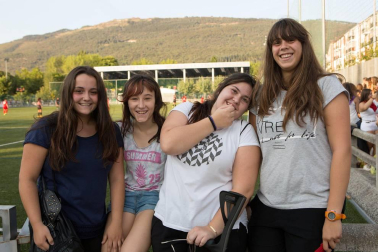El equipo de fútbol femenino de Berriozar se estrenó en Segunda División en plenas fiestas de su localidad. Días antes, sus integrantes protagonizaron el inicio festivo al ser las encargadas de lanzar el tradicional chupinazo. Ya en el campo, las chicas del Club de Fútbol Berriozar ofrecieron a su afición la copa que les acredita como campeonas de la Liga Regional del pasado curso. Posteriormente, comenzó el encuentro contra el Mulier CFN en el que ha sido el primer derbi navarro de la temporada. La victoria se decantó del lado visitante, en un partido disputado que atrajo a un buen número de aficionados al campo.