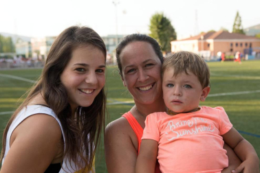 El equipo de fútbol femenino de Berriozar se estrenó en Segunda División en plenas fiestas de su localidad. Días antes, sus integrantes protagonizaron el inicio festivo al ser las encargadas de lanzar el tradicional chupinazo. Ya en el campo, las chicas del Club de Fútbol Berriozar ofrecieron a su afición la copa que les acredita como campeonas de la Liga Regional del pasado curso. Posteriormente, comenzó el encuentro contra el Mulier CFN en el que ha sido el primer derbi navarro de la temporada. La victoria se decantó del lado visitante, en un partido disputado que atrajo a un buen número de aficionados al campo.