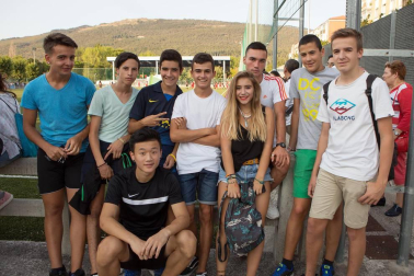 El equipo de fútbol femenino de Berriozar se estrenó en Segunda División en plenas fiestas de su localidad. Días antes, sus integrantes protagonizaron el inicio festivo al ser las encargadas de lanzar el tradicional chupinazo. Ya en el campo, las chicas del Club de Fútbol Berriozar ofrecieron a su afición la copa que les acredita como campeonas de la Liga Regional del pasado curso. Posteriormente, comenzó el encuentro contra el Mulier CFN en el que ha sido el primer derbi navarro de la temporada. La victoria se decantó del lado visitante, en un partido disputado que atrajo a un buen número de aficionados al campo.
