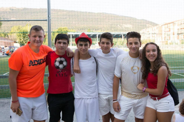 El equipo de fútbol femenino de Berriozar se estrenó en Segunda División en plenas fiestas de su localidad. Días antes, sus integrantes protagonizaron el inicio festivo al ser las encargadas de lanzar el tradicional chupinazo. Ya en el campo, las chicas del Club de Fútbol Berriozar ofrecieron a su afición la copa que les acredita como campeonas de la Liga Regional del pasado curso. Posteriormente, comenzó el encuentro contra el Mulier CFN en el que ha sido el primer derbi navarro de la temporada. La victoria se decantó del lado visitante, en un partido disputado que atrajo a un buen número de aficionados al campo.