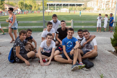 El equipo de fútbol femenino de Berriozar se estrenó en Segunda División en plenas fiestas de su localidad. Días antes, sus integrantes protagonizaron el inicio festivo al ser las encargadas de lanzar el tradicional chupinazo. Ya en el campo, las chicas del Club de Fútbol Berriozar ofrecieron a su afición la copa que les acredita como campeonas de la Liga Regional del pasado curso. Posteriormente, comenzó el encuentro contra el Mulier CFN en el que ha sido el primer derbi navarro de la temporada. La victoria se decantó del lado visitante, en un partido disputado que atrajo a un buen número de aficionados al campo.