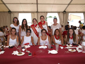 Una animada comida popular fue el acto central de la jornada dedicada a la mujer durante las fiestas en honor a la Virgen del Rosario de Fontellas. La carpa de fiestas acogió este encuentro, animado en la sobremesa por una verbena. La celebración había comenzado con la imposición de bandas a la alcaldesa y concejala de la jornada, el lanzamiento del particular chupinazo y la tradicional misa. Los actos de este día con nombre de mujer fueron organizados por la Asociación Cultural Fontevella.