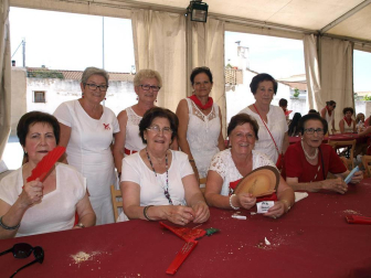 Una animada comida popular fue el acto central de la jornada dedicada a la mujer durante las fiestas en honor a la Virgen del Rosario de Fontellas. La carpa de fiestas acogió este encuentro, animado en la sobremesa por una verbena. La celebración había comenzado con la imposición de bandas a la alcaldesa y concejala de la jornada, el lanzamiento del particular chupinazo y la tradicional misa. Los actos de este día con nombre de mujer fueron organizados por la Asociación Cultural Fontevella.