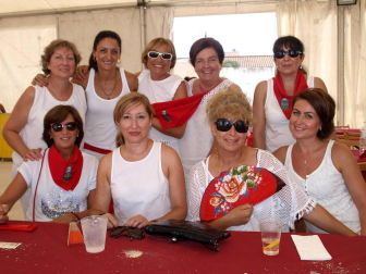 Una animada comida popular fue el acto central de la jornada dedicada a la mujer durante las fiestas en honor a la Virgen del Rosario de Fontellas. La carpa de fiestas acogió este encuentro, animado en la sobremesa por una verbena. La celebración había comenzado con la imposición de bandas a la alcaldesa y concejala de la jornada, el lanzamiento del particular chupinazo y la tradicional misa. Los actos de este día con nombre de mujer fueron organizados por la Asociación Cultural Fontevella.