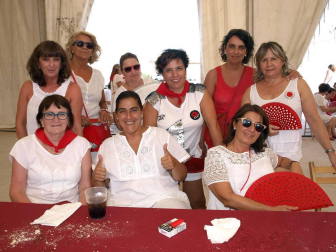 Una animada comida popular fue el acto central de la jornada dedicada a la mujer durante las fiestas en honor a la Virgen del Rosario de Fontellas. La carpa de fiestas acogió este encuentro, animado en la sobremesa por una verbena. La celebración había comenzado con la imposición de bandas a la alcaldesa y concejala de la jornada, el lanzamiento del particular chupinazo y la tradicional misa. Los actos de este día con nombre de mujer fueron organizados por la Asociación Cultural Fontevella.