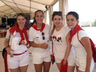 Una animada comida popular fue el acto central de la jornada dedicada a la mujer durante las fiestas en honor a la Virgen del Rosario de Fontellas. La carpa de fiestas acogió este encuentro, animado en la sobremesa por una verbena. La celebración había comenzado con la imposición de bandas a la alcaldesa y concejala de la jornada, el lanzamiento del particular chupinazo y la tradicional misa. Los actos de este día con nombre de mujer fueron organizados por la Asociación Cultural Fontevella.
