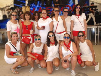 Una animada comida popular fue el acto central de la jornada dedicada a la mujer durante las fiestas en honor a la Virgen del Rosario de Fontellas. La carpa de fiestas acogió este encuentro, animado en la sobremesa por una verbena. La celebración había comenzado con la imposición de bandas a la alcaldesa y concejala de la jornada, el lanzamiento del particular chupinazo y la tradicional misa. Los actos de este día con nombre de mujer fueron organizados por la Asociación Cultural Fontevella.