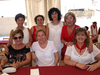 Una animada comida popular fue el acto central de la jornada dedicada a la mujer durante las fiestas en honor a la Virgen del Rosario de Fontellas. La carpa de fiestas acogió este encuentro, animado en la sobremesa por una verbena. La celebración había comenzado con la imposición de bandas a la alcaldesa y concejala de la jornada, el lanzamiento del particular chupinazo y la tradicional misa. Los actos de este día con nombre de mujer fueron organizados por la Asociación Cultural Fontevella.