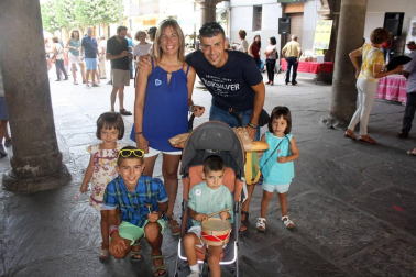 El fin de semana del 2 a 4 de septiembre Sangüesa vivió una nueva edición de sus jornadas de Elogio a la pocha. El viernes se celebraron los actos de carácter institucional y el sábado tuvo lugar la demostración de desgrane tradicional. El día grande fue el domingo, con la puesta en marcha del Mercado de la pocha, la muestra de artesanía y, sobre todo, la degustación popular de este delicioso producto de la huerta.