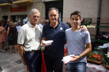 El fin de semana del 2 a 4 de septiembre Sangüesa vivió una nueva edición de sus jornadas de Elogio a la pocha. El viernes se celebraron los actos de carácter institucional y el sábado tuvo lugar la demostración de desgrane tradicional. El día grande fue el domingo, con la puesta en marcha del Mercado de la pocha, la muestra de artesanía y, sobre todo, la degustación popular de este delicioso producto de la huerta.
