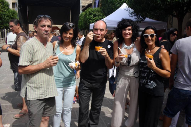 El fin de semana del 2 a 4 de septiembre Sangüesa vivió una nueva edición de sus jornadas de Elogio a la pocha. El viernes se celebraron los actos de carácter institucional y el sábado tuvo lugar la demostración de desgrane tradicional. El día grande fue el domingo, con la puesta en marcha del Mercado de la pocha, la muestra de artesanía y, sobre todo, la degustación popular de este delicioso producto de la huerta.