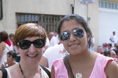 Finalizan las fiestas de Arroniz, tras una semana plagada de actos para todos los públicos. Uno de los más populares fue el Festival de jotas que, de la mano de 'Acordes navarros', reunió a mayores y pequeños en La Fuente. Un recital que hizo disfrutar al numeroso público presente con estas tradicionales canciones navarras.
