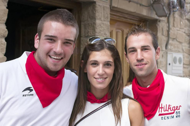 Finalizan las fiestas de Arroniz, tras una semana plagada de actos para todos los públicos. Uno de los más populares fue el Festival de jotas que, de la mano de 'Acordes navarros', reunió a mayores y pequeños en La Fuente. Un recital que hizo disfrutar al numeroso público presente con estas tradicionales canciones navarras.