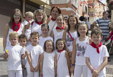 Finalizan las fiestas de Arroniz, tras una semana plagada de actos para todos los públicos. Uno de los más populares fue el Festival de jotas que, de la mano de 'Acordes navarros', reunió a mayores y pequeños en La Fuente. Un recital que hizo disfrutar al numeroso público presente con estas tradicionales canciones navarras.