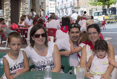 Finalizan las fiestas de Arroniz, tras una semana plagada de actos para todos los públicos. Uno de los más populares fue el Festival de jotas que, de la mano de 'Acordes navarros', reunió a mayores y pequeños en La Fuente. Un recital que hizo disfrutar al numeroso público presente con estas tradicionales canciones navarras.
