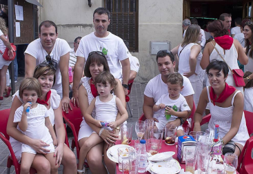 Finalizan las fiestas de Arroniz, tras una semana plagada de actos para todos los públicos. Uno de los más populares fue el Festival de jotas que, de la mano de 'Acordes navarros', reunió a mayores y pequeños en La Fuente. Un recital que hizo disfrutar al numeroso público presente con estas tradicionales canciones navarras.