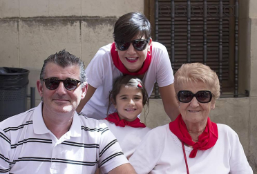 Finalizan las fiestas de Arroniz, tras una semana plagada de actos para todos los públicos. Uno de los más populares fue el Festival de jotas que, de la mano de 'Acordes navarros', reunió a mayores y pequeños en La Fuente. Un recital que hizo disfrutar al numeroso público presente con estas tradicionales canciones navarras.