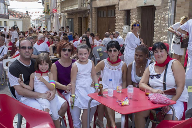 Finalizan las fiestas de Arroniz, tras una semana plagada de actos para todos los públicos. Uno de los más populares fue el Festival de jotas que, de la mano de 'Acordes navarros', reunió a mayores y pequeños en La Fuente. Un recital que hizo disfrutar al numeroso público presente con estas tradicionales canciones navarras.