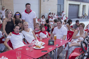 Finalizan las fiestas de Arroniz, tras una semana plagada de actos para todos los públicos. Uno de los más populares fue el Festival de jotas que, de la mano de 'Acordes navarros', reunió a mayores y pequeños en La Fuente. Un recital que hizo disfrutar al numeroso público presente con estas tradicionales canciones navarras.