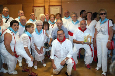 Cohete de fiestas y fiesta del club de jubilados