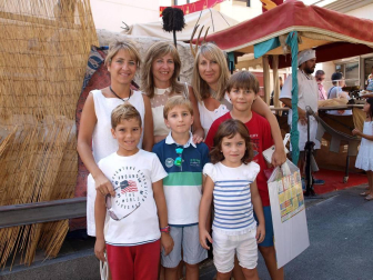 El fin de semana del 9, 10 y 11 de septiembre los tudelanos disfrutaron de una nueva edición de su mercado medieval. Los puestos de artesanía y los diferentes talleres organizados para la ocasión -como los que permitieron a los más pequeños disfrutar del chocolate o el pan- se dispusieron a lo largo del paseo del Queiles y las calles Herrerías y Mercadal. Un viaje en el tiempo para recordar el pasado de Tudela como 'Ciudad de las tres culturas' ya que en ella, durante más de 400 años, convivieron judíos, musulmanes y mozárabes.