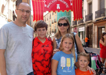 El fin de semana del 9, 10 y 11 de septiembre los tudelanos disfrutaron de una nueva edición de su mercado medieval. Los puestos de artesanía y los diferentes talleres organizados para la ocasión -como los que permitieron a los más pequeños disfrutar del chocolate o el pan- se dispusieron a lo largo del paseo del Queiles y las calles Herrerías y Mercadal. Un viaje en el tiempo para recordar el pasado de Tudela como 'Ciudad de las tres culturas' ya que en ella, durante más de 400 años, convivieron judíos, musulmanes y mozárabes.