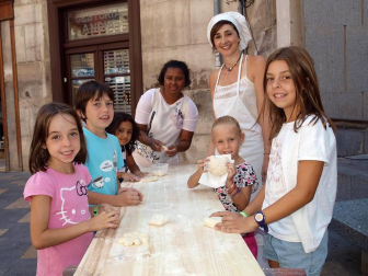 El fin de semana del 9, 10 y 11 de septiembre los tudelanos disfrutaron de una nueva edición de su mercado medieval. Los puestos de artesanía y los diferentes talleres organizados para la ocasión -como los que permitieron a los más pequeños disfrutar del chocolate o el pan- se dispusieron a lo largo del paseo del Queiles y las calles Herrerías y Mercadal. Un viaje en el tiempo para recordar el pasado de Tudela como 'Ciudad de las tres culturas' ya que en ella, durante más de 400 años, convivieron judíos, musulmanes y mozárabes.