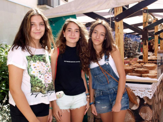 El fin de semana del 9, 10 y 11 de septiembre los tudelanos disfrutaron de una nueva edición de su mercado medieval. Los puestos de artesanía y los diferentes talleres organizados para la ocasión -como los que permitieron a los más pequeños disfrutar del chocolate o el pan- se dispusieron a lo largo del paseo del Queiles y las calles Herrerías y Mercadal. Un viaje en el tiempo para recordar el pasado de Tudela como 'Ciudad de las tres culturas' ya que en ella, durante más de 400 años, convivieron judíos, musulmanes y mozárabes.
