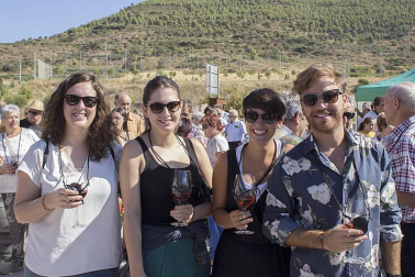 Por segundo año consecutivo, Cirauqui dedicó un día a ensalzar las bondades de sus vinos. Tras el pregón, se fueron sucediendo actividades como talleres de elaboración de mosto, visita a bodegas, catas guiadas o muestras sobre los diferentes tipos de uvas que se cultivan en la localidad.