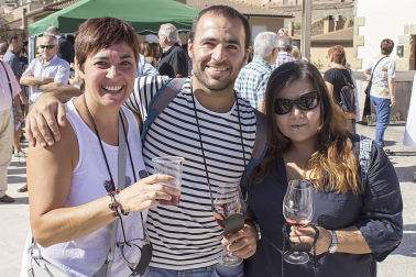 Por segundo año consecutivo, Cirauqui dedicó un día a ensalzar las bondades de sus vinos. Tras el pregón, se fueron sucediendo actividades como talleres de elaboración de mosto, visita a bodegas, catas guiadas o muestras sobre los diferentes tipos de uvas que se cultivan en la localidad.